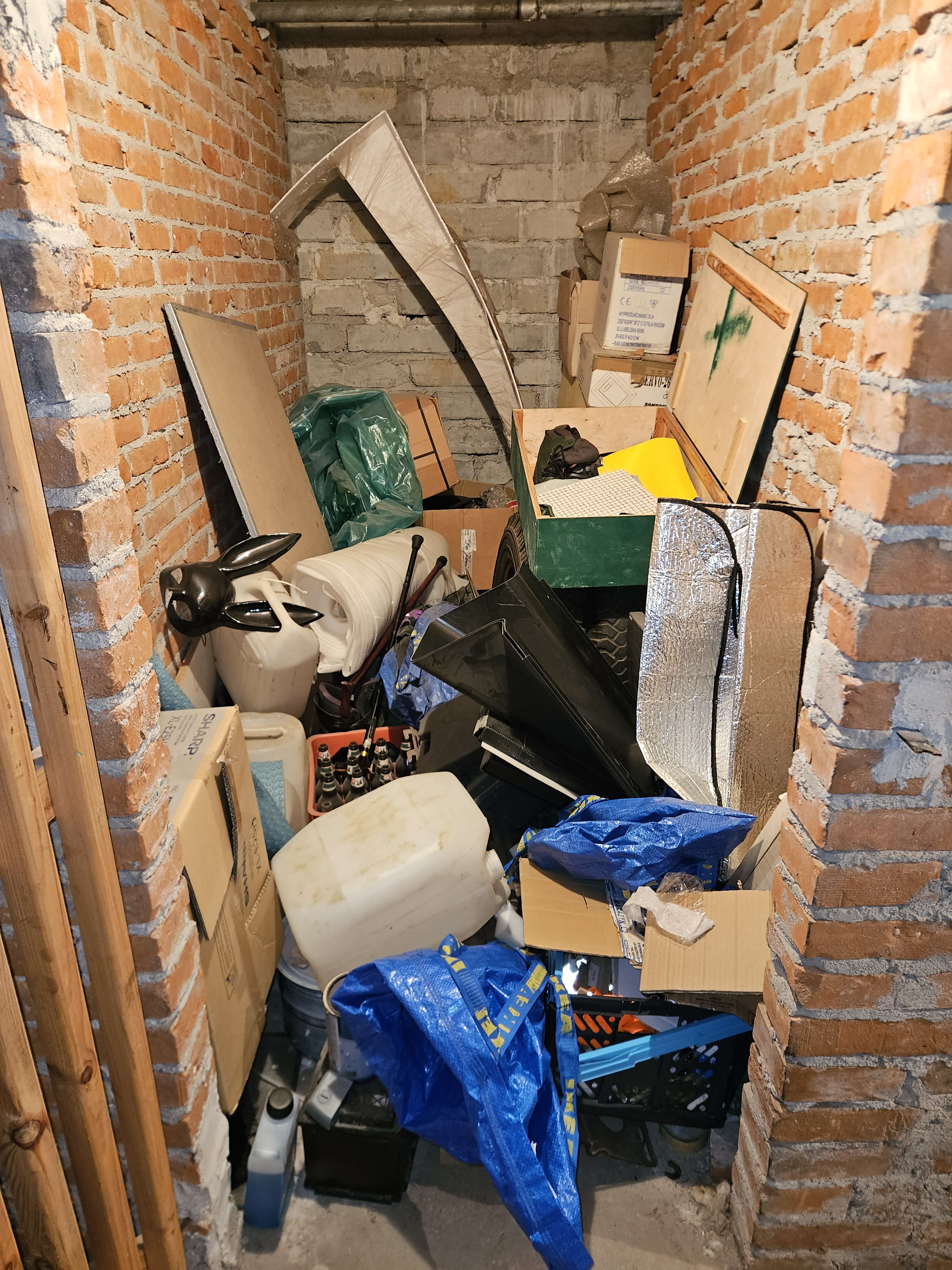 Piwnica przed opróżnieniem